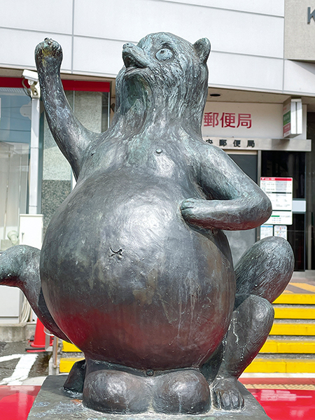 船場橋のたもと、熊本中央郵便局前にあるタヌキの像（熊本市中央区）