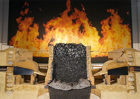 たたら製鉄の歴史と特徴を紹介する「奥出雲たたらと刀剣館」。実物大のたたら炉断面模型は必見