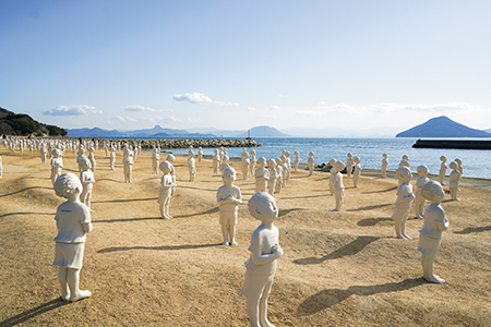 瀬戸内国際芸術祭2025の作品「国境を越えて・祈り」台湾出身のリン・シュンロン制作(豊島甲生浜海岸)