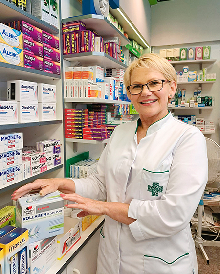 マウゴシャ。自身が経営する薬局で