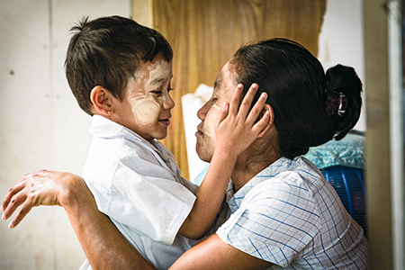 ピューピューエイ（右）に甘えるアウンアウンウー　頬の白い粉はタナカ（ミャンマーの伝統的な日焼け止め）