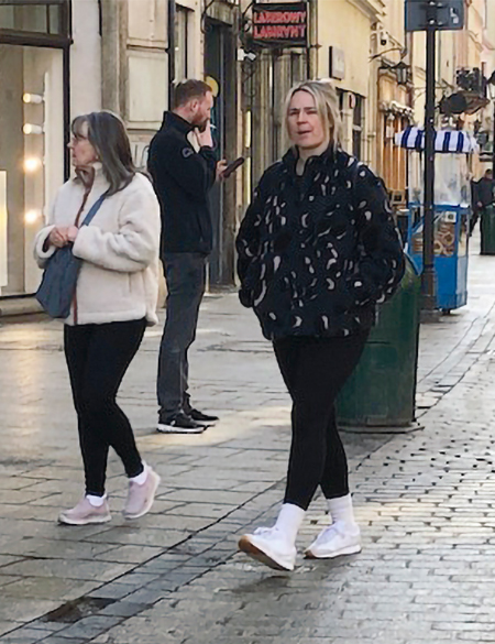 スパッツを履いて街を歩く女性。ポーランドのクラクフで