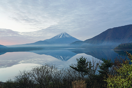 日の出前の本栖湖に映る逆さ富士