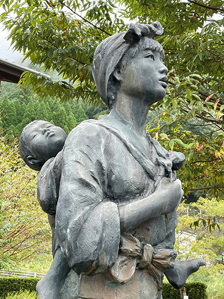 熊本県球磨郡五木村の役場前に立つ「五木の子守唄像」