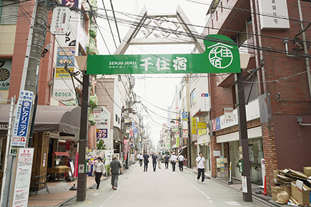 旧日光街道沿いの宿場町通り商店街は昔も今も多くの人でにぎわう