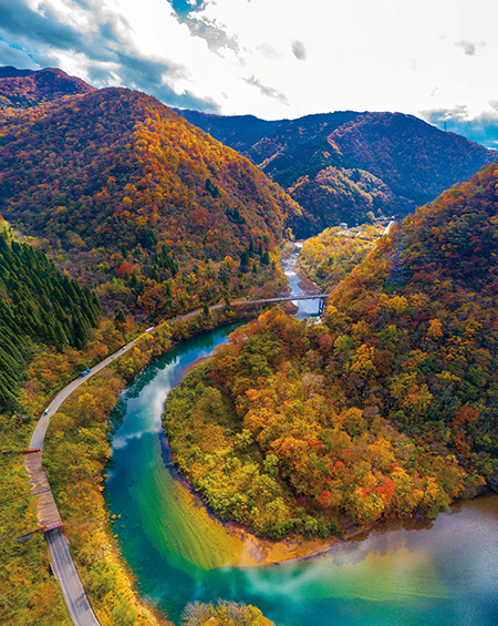 九頭竜湖と下流にある九頭竜峡は紅葉の絶景スポット(提供:大野市)